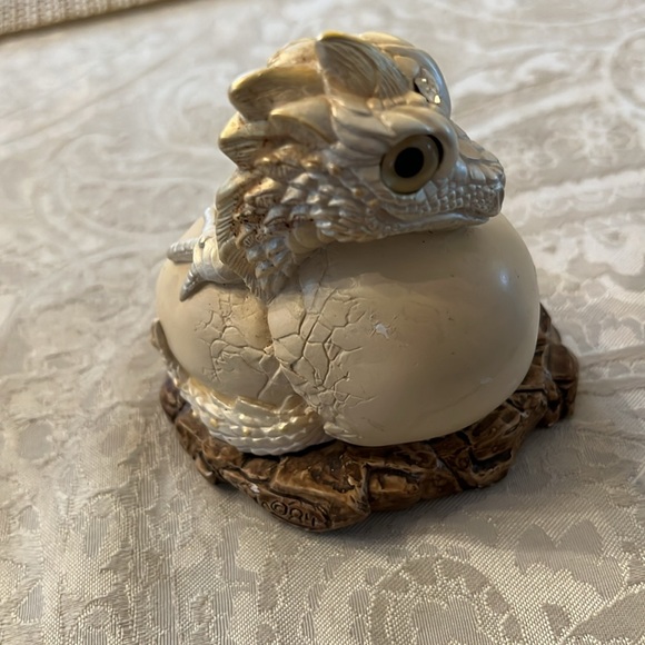 Windstone Editions HATCHING EMPRESS DRAGON EGG Pearl in EUC - Picture 3 of 4